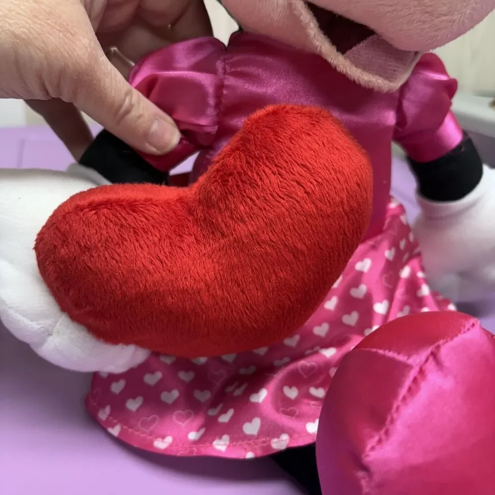Disney Minnie Mouse Valentine plush pink dress bow Red heart New in box kid toy